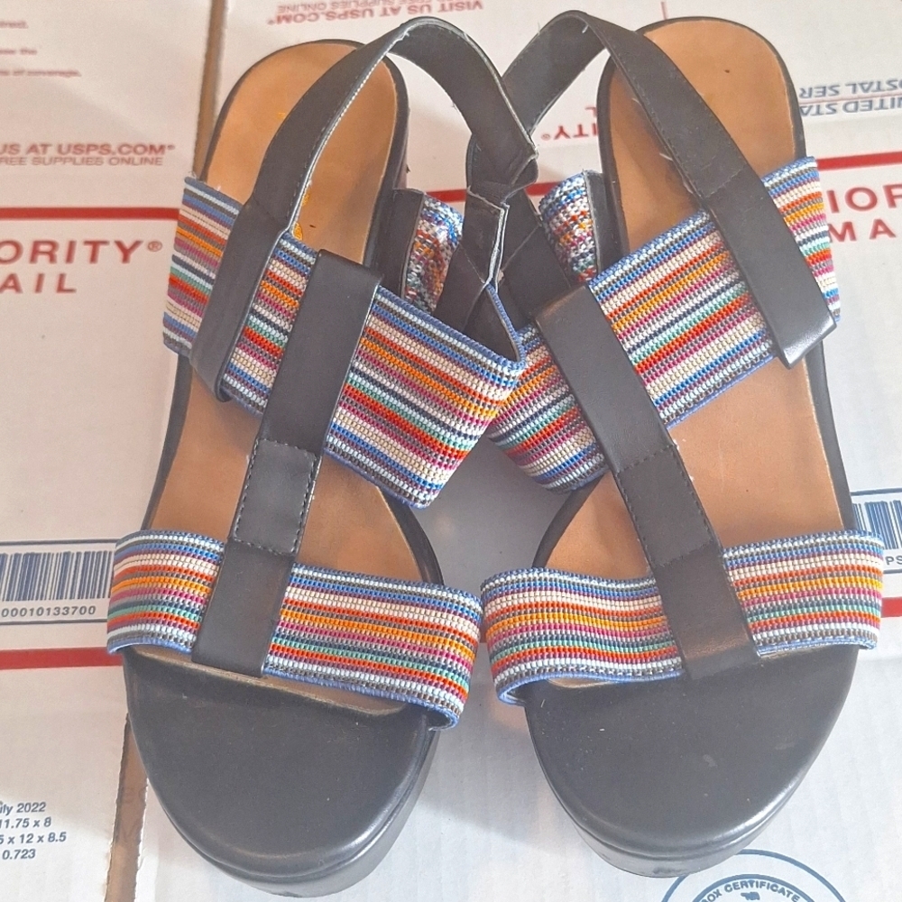 NICOLE WEDGE SANDLES SIZE 8M